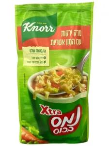 נמס בכוס מרק ירקות עם איטריות